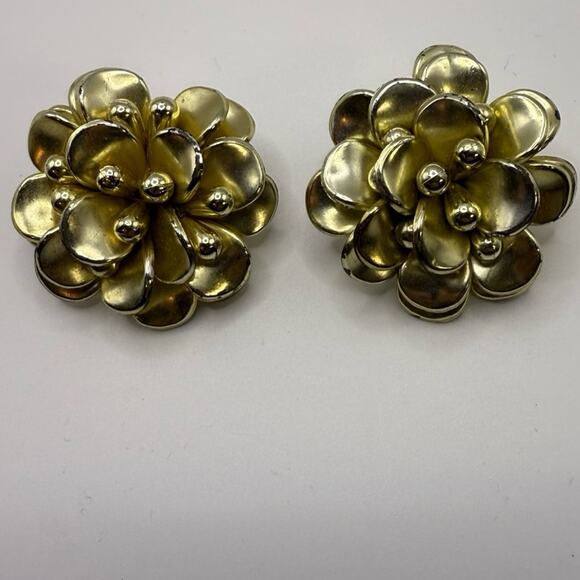 Vintage Gold Floral Clip On Earrings - Picture 1 of 4